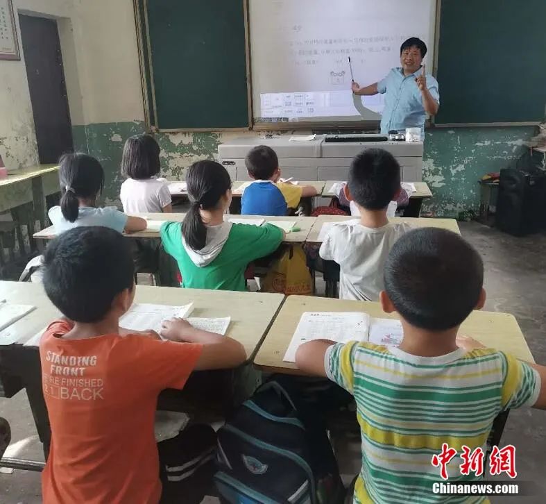 陈果为学生们上课。苗志勇 摄