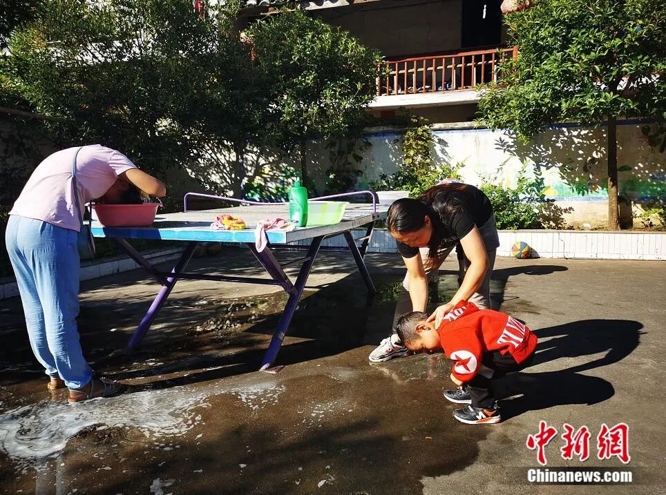 张蓉为年幼的学生洗头。苗志勇 摄