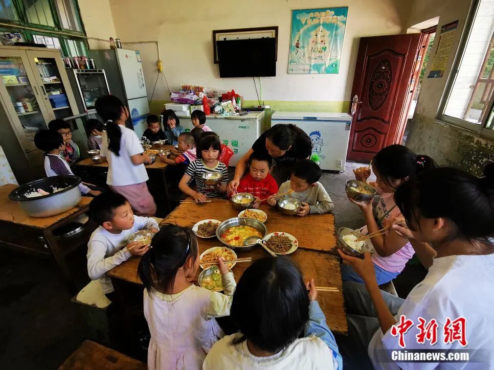 学生们正在吃午餐。苗志勇 摄