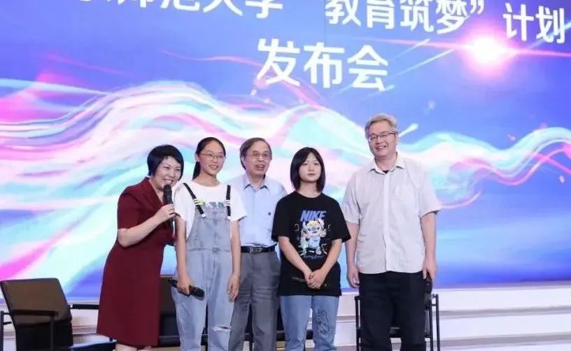 ▲ 她们来了!这个县今年高考理科前两名梦圆华东师大