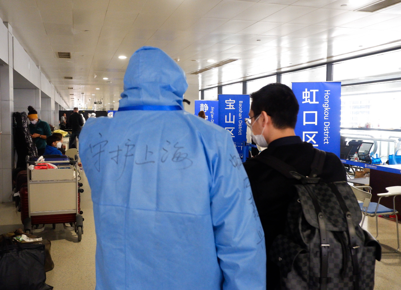 机场驻点人员接到一位海外留学生，正安排他做登记
