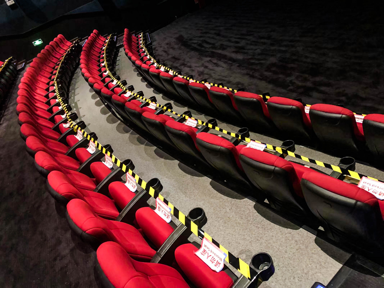 影院上座率有严格的要求，且需要隔排、隔座就坐