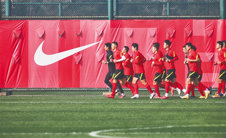今年一月二十二日下午，中国男足球员在海口观澜湖足球基地进行首次集训。海南日报记者 封烁 摄