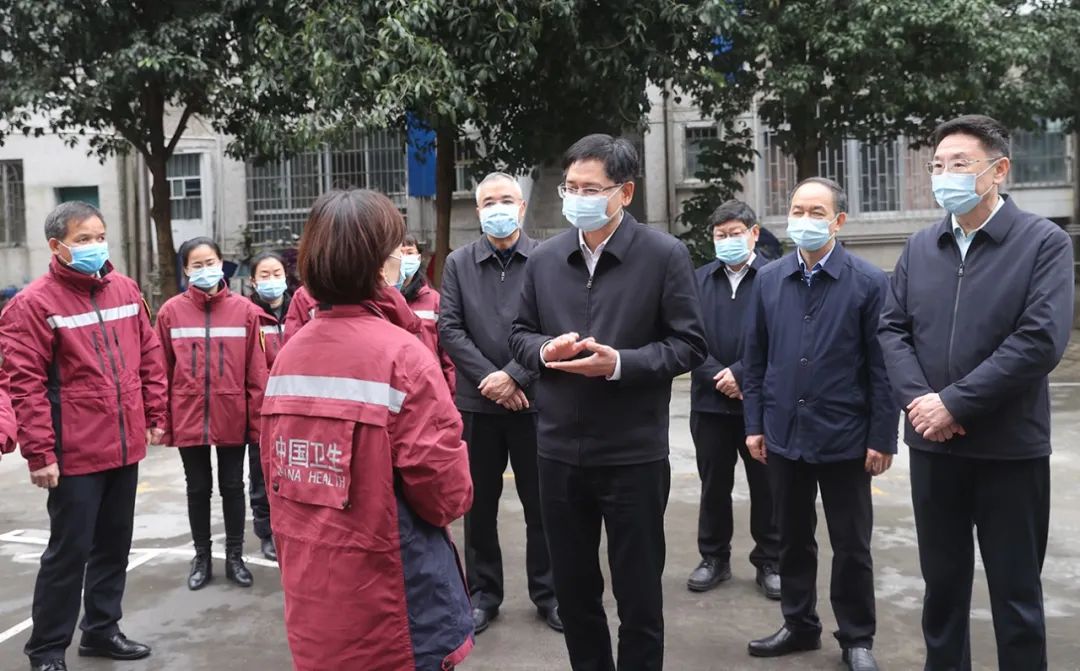 农历辛丑年春节前夕，自治区主席蓝天立来到河池市金城江区疾病预防控制中心，实地察看疫情防控工作开展情况，对广大医护人员的辛勤付出表示感谢。梁凯昌 摄