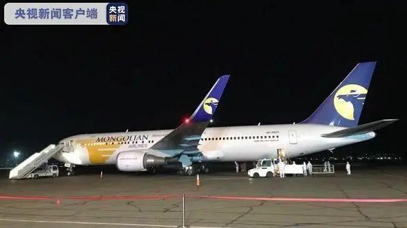 △一架载有由中国新冠疫苗的蒙方包机22日深夜降落在乌兰巴托成吉思汗国际机场