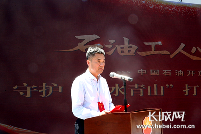 中石油华北石化公司党委委员、副总经理张景涛现场致辞。韩文 摄