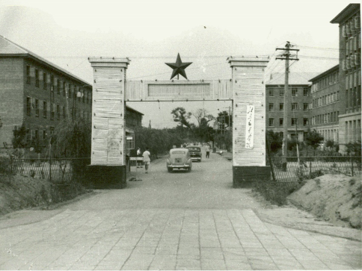 北京邮电大学是教育部直属,工业和信息化部共建,首批进行"211工程"