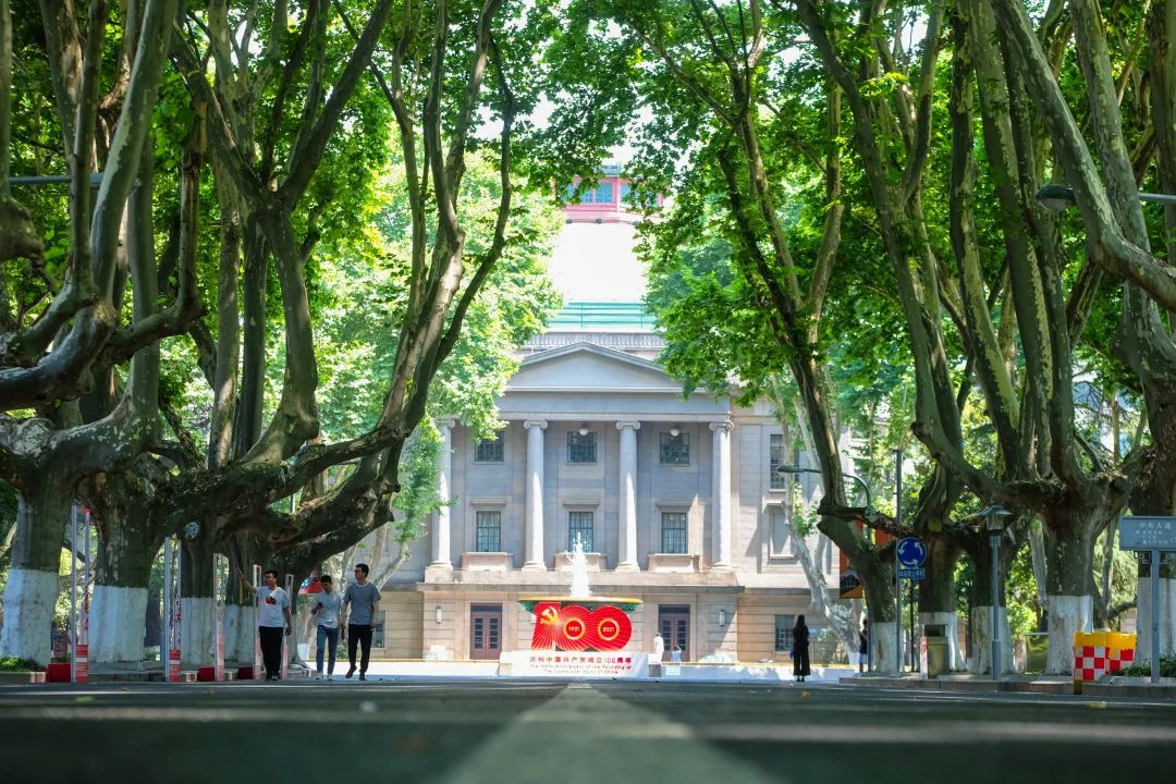 东南大学党委理论学习中心组专题学习习近平总书记“七一”重要讲话精神