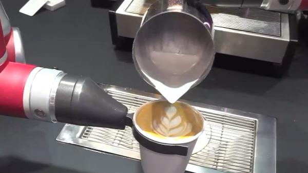 探营世界人工智能大会：咖啡机器人会拉花，每小时可做30杯