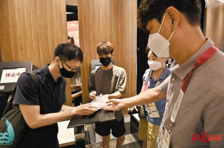 抵达日本之后,海外报道团成员们每天都要接受新冠病毒检测图据《朝鲜日报》