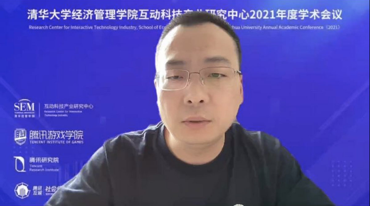 (中国传媒大学副教授黄典林在分享中。)