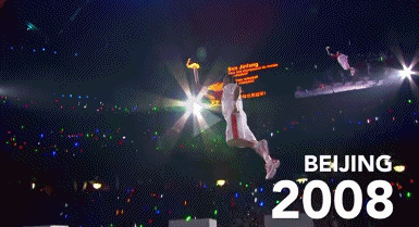 2008年北京奥运会，中国体操运动员李宁手持火炬，如空中飞人般，踏过在体育场上方徐徐展开的一幅长卷，最终点燃了鸟巢体育馆的主火炬。