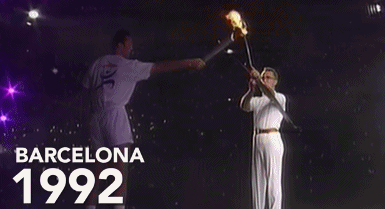 1992年巴塞罗那奥运会，两届残奥会射箭奖牌获得者雷波洛用火种点燃箭头，准确地射向70米远、21米高的圣火台。