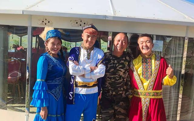张宏远和穿着民族服饰的学生合影留念。受访者供图