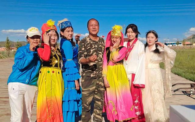 张宏远夫妇和暑假来民宿打工的学生。受访者供图