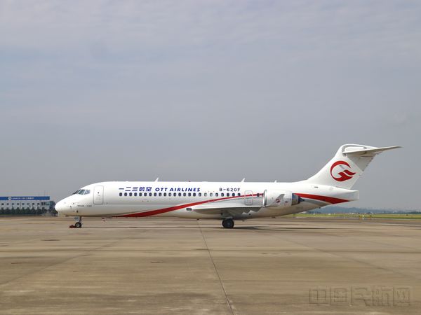 客机arj21准备滑出