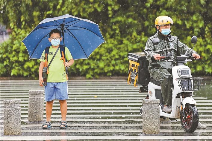 ▲深圳受今年第7号台风“查帕卡”环流影响，7月19日至20日出现暴雨局部大暴雨天气。 深圳晚报记者 张焱焱 摄