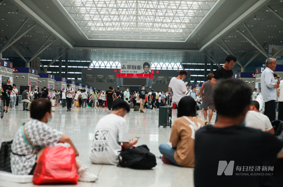 图集|滞留郑州东站旅客群像:车站栏杆上晾起衣服 小吃