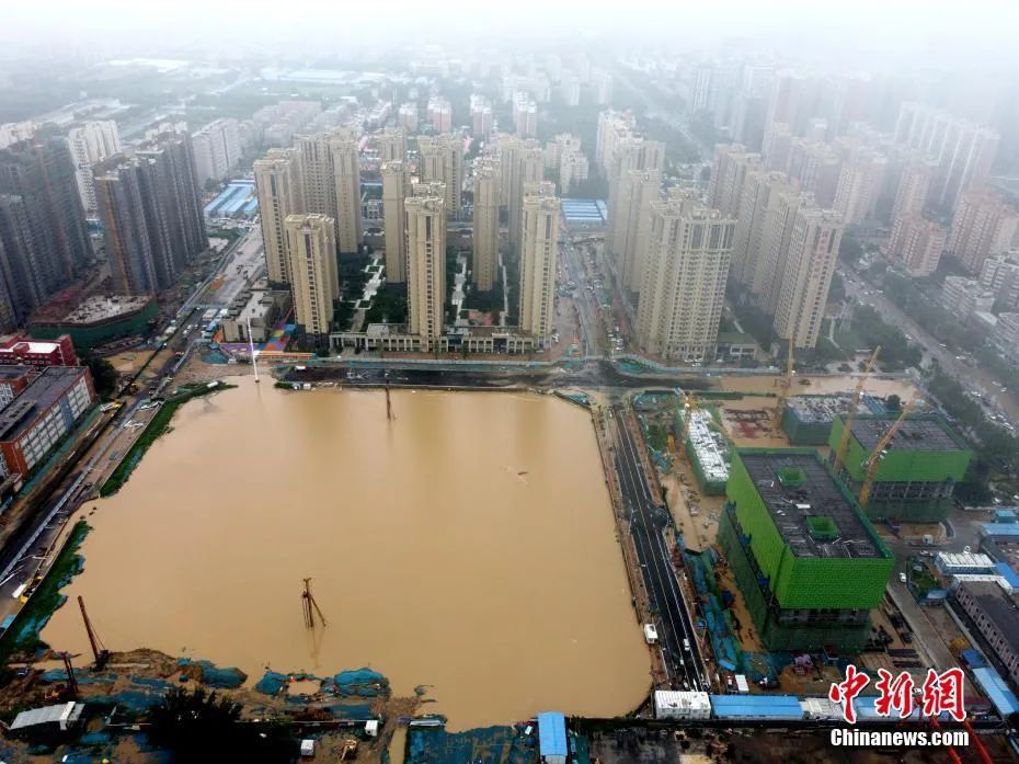 7月21日,暴雨导致郑州城区积水严重。中新社发 王中举 摄 图片来源:CNSPHOTO