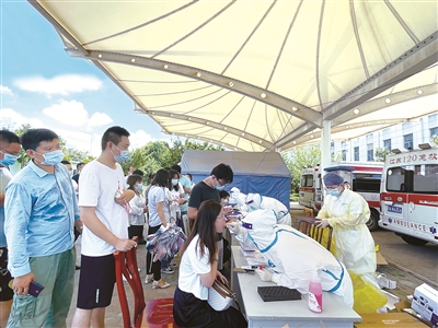 医护人员在南京市溧水区人民医院核酸检测点做核酸检测。 摄影/诸慧(溧水区人民医院纪委干部)