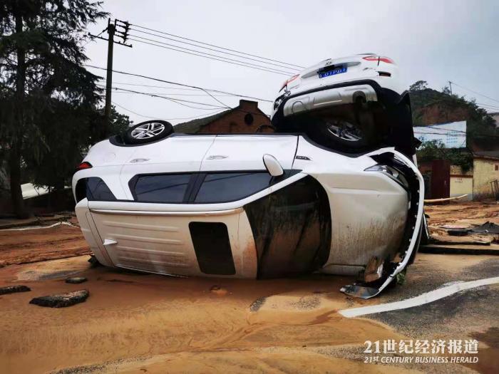 (图说:巩义部分区域仍可见到暴雨带来的影响,本报记者毕华章拍摄)
