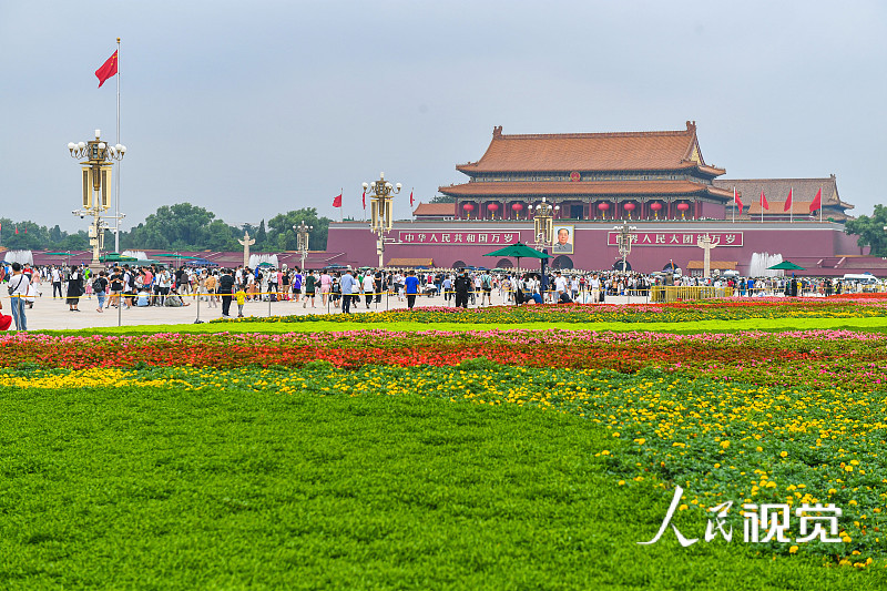 北京:天安门广场庆祝建党百年景观成游客打卡热门景点.