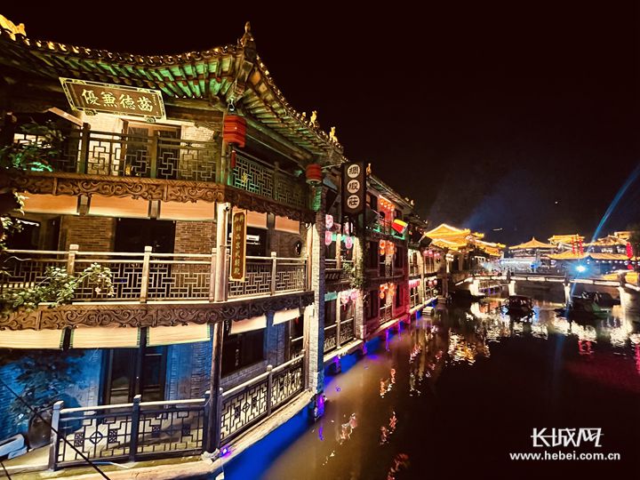 璀璨的灯光与中式古建筑相互呼应,打造别具一格的城市夜景。长城网记者 段维佳 摄