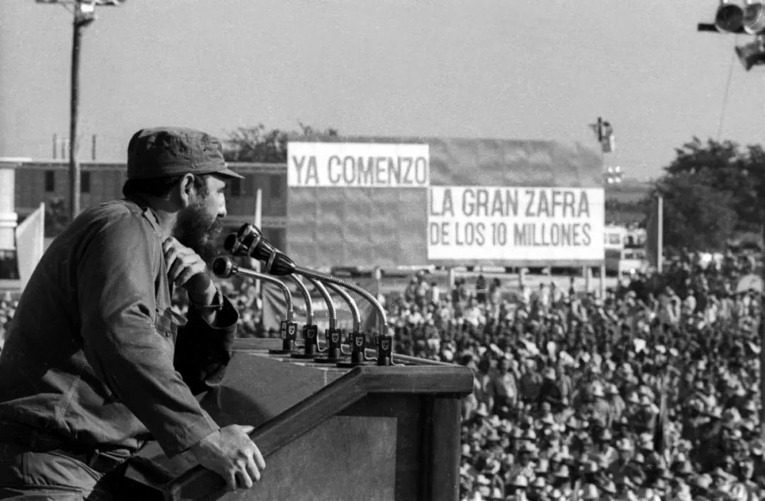 在古巴蔗糖收获季节开始后，古巴领导人菲德尔·卡斯特罗向集会的群众发表讲话（1970年资料照片）。新华社发
