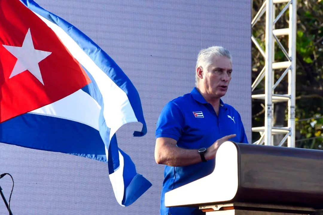 7月17日，古共中央第一书记、古巴国家主席迪亚斯-卡内尔在哈瓦那举行的爱国集会上发表讲话。新华社发（华金·埃尔南德斯摄）