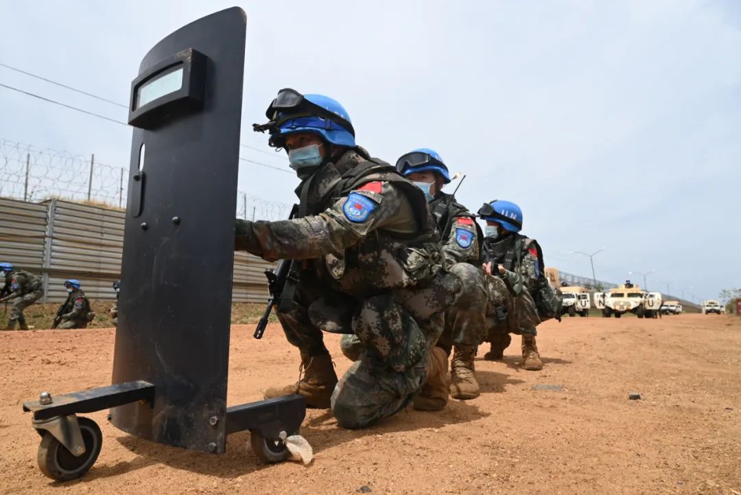 中国赴南苏丹(朱巴)维和步兵营战士在执行任务.(中国维和步兵营供图)