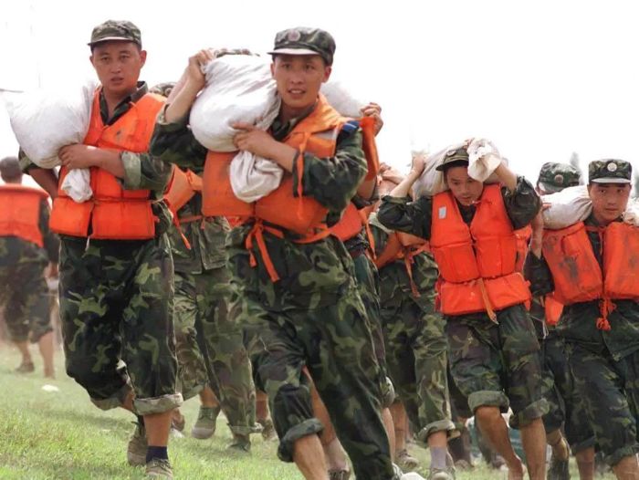 人民子弟兵奋战在1998年抗洪第一线. 供图fotoe
