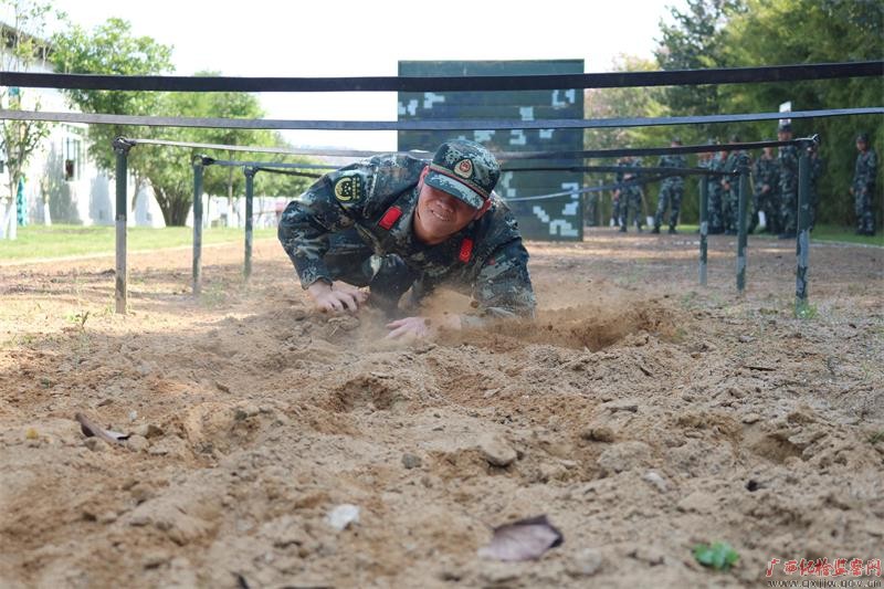 　　强化练兵备战，切削能士兵们打胜仗的精兵劲旅。图为​鹿寨县某武警支队的组织积极开展体能技能实战训练。（柳州市鹿寨县某武警支队 鹿寨县纪委监委 供图）