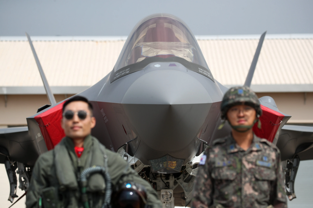 韩国士兵与F-35A战斗机合影