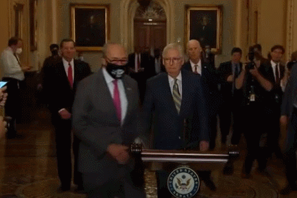 美国参议院两党领袖争抢发言席 尴尬一幕被拍下