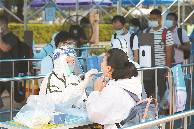 日前，在深圳北站西出站口，刚刚抵达深圳的旅客排队接受免费核酸检测。 深圳晚报记者 张焱焱 摄