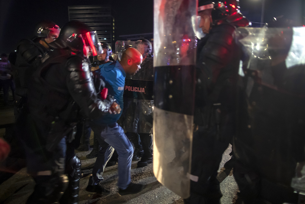 立陶宛警察用催泪瓦斯驱散抗议者