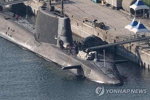 “机警”号核潜艇抵达釜山港