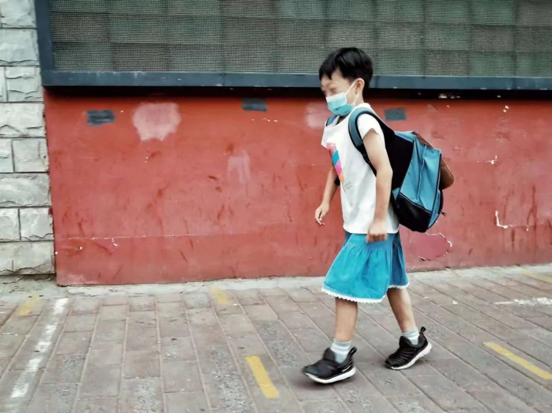 正文       ■乐乐穿着蓝色裙子去上学   儿子刚刚进校门10分钟,还没