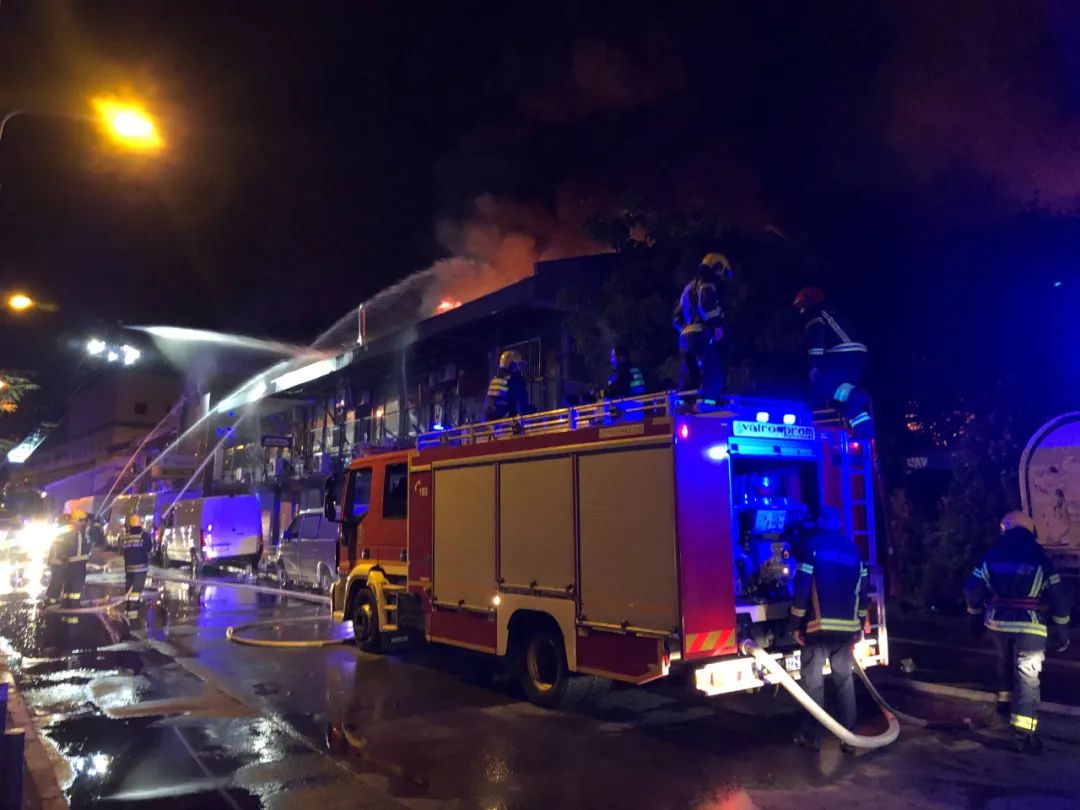 8月13日凌晨，在塞尔维亚首都贝尔格莱德，消防员在发生火灾的中国商品市场参与灭火。新华社发（王韡摄）
