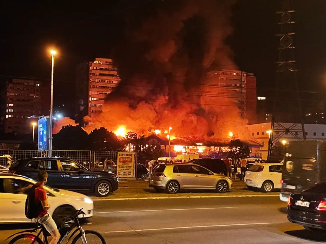 8月13日凌晨，一处位于塞尔维亚首都贝尔格莱德的中国商品市场燃起大火。新华社发（王韡摄）