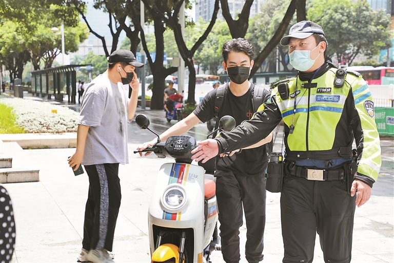 ▲深圳交警开展驾驶电动自行车不戴头盔现场整治行动。深圳交警供图