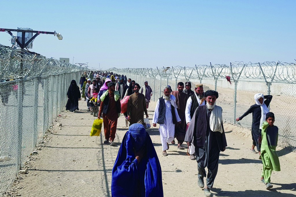 阿富汗危机导致大批民众流离失所。图为18日,阿富汗人从边界检查点进入巴基斯坦查曼。