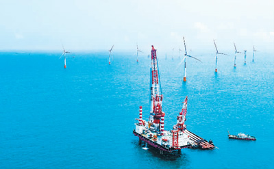 建设中的三峡新能源阳江发电公司海上风电机组. 赖增鹏摄