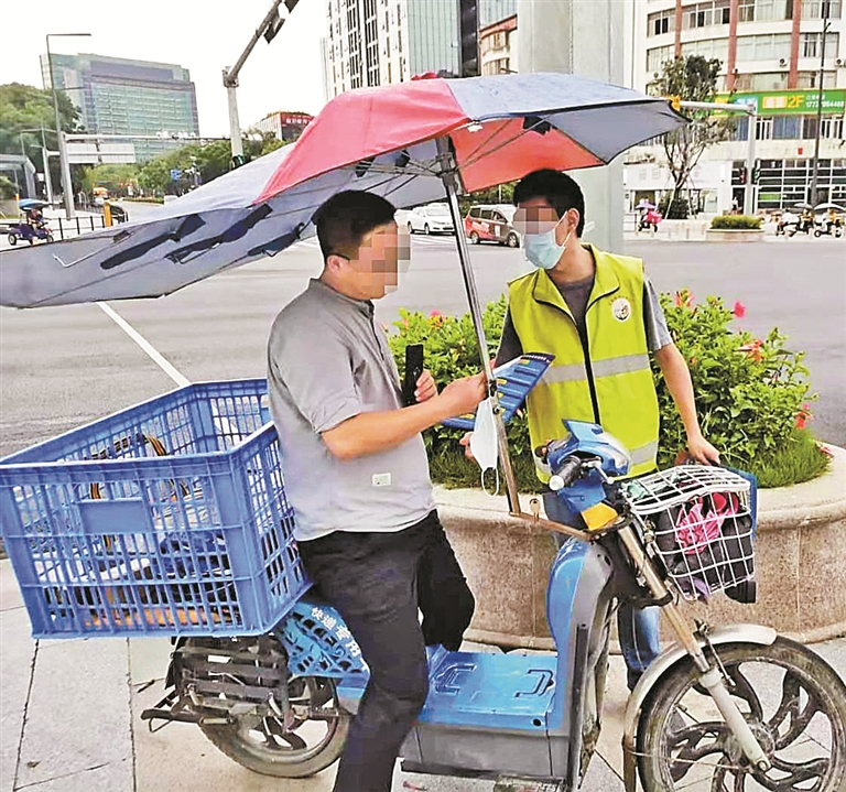 电动自行车加装雨篷隐患多。 深圳交警供图
