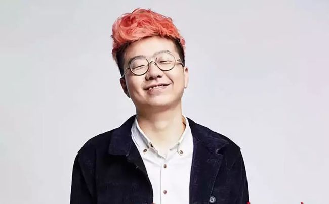 ·刚“出道”时的李诞,怕辨识度低,别人记不住,于是然了一头红发。