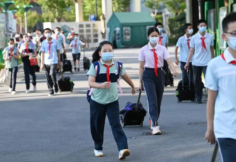 开学季家长统一姿势 新浪网