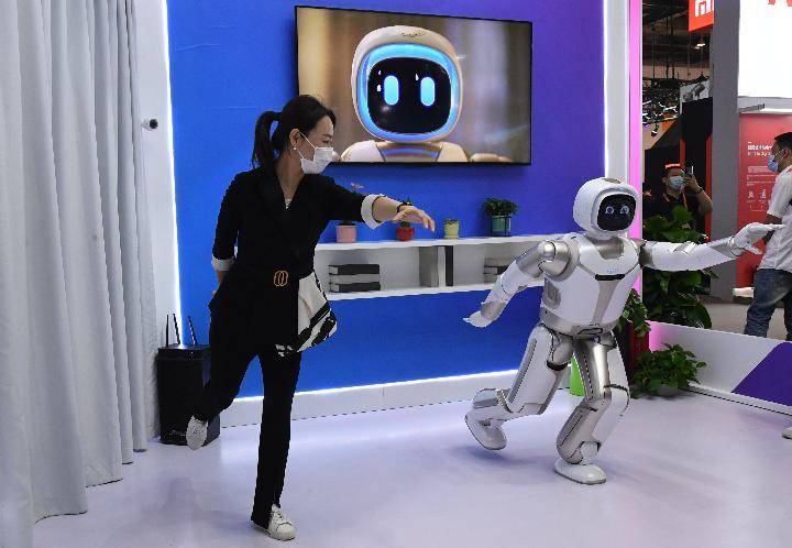 图为2020年9月6日在2020年服贸会综合展区拍摄的仿真服务机器人(右).