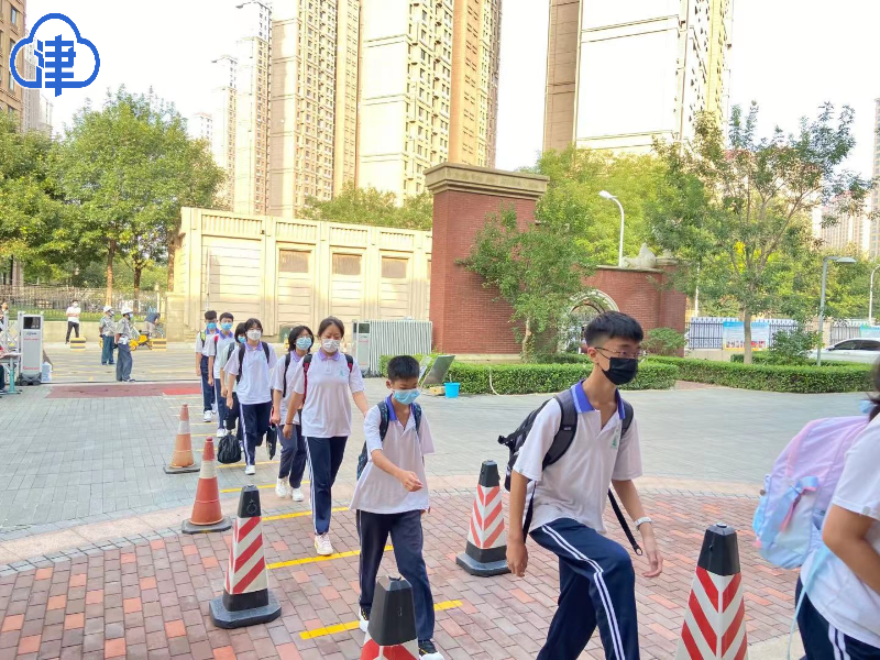 咸水沽第四中学门口学生正在有序进入学校