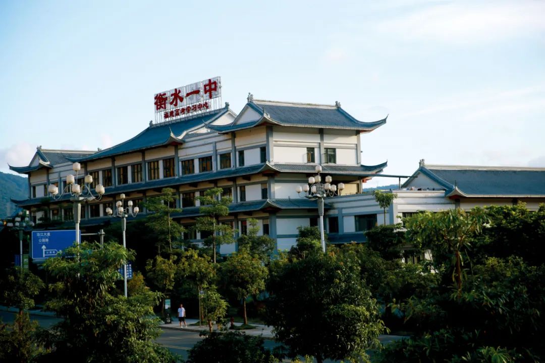 2019年7月17日,福建福州连江县一所培训学校屋顶桂着“衡水一中”的牌子。对此,衡水一中发表声明,指出该构冒用衡水一中名义。图/视觉中国