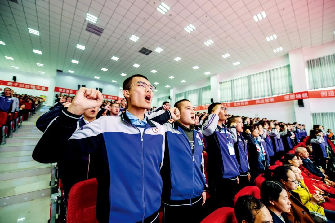 2019年2月27日，新疆巴州尉犁县，街水中学尉犁分校的高三学子喊出高考“冲刺”口号。图/视觉中国